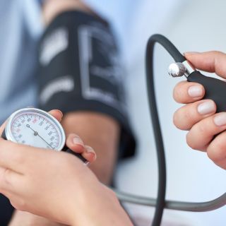 Regula la presión arterial